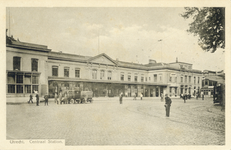 2485 Gezicht op het Centraal Station (Stationsplein) te Utrecht.